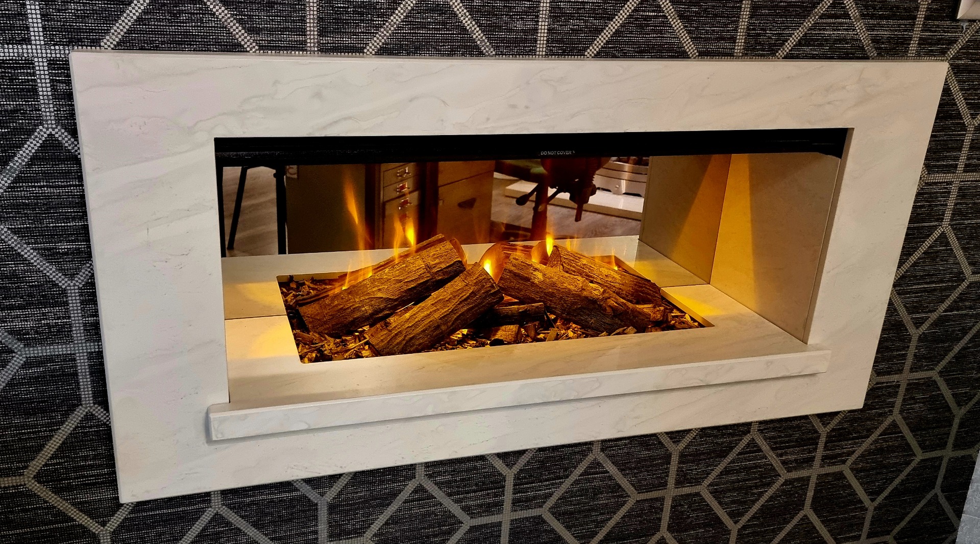 Holbury 870 LED electric suite with New Forest fire