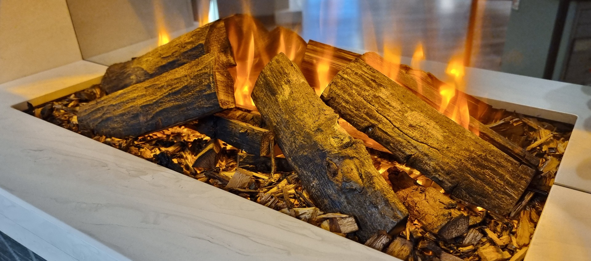 Holbury 870 Black Edition LED electric suite with New Forest fire