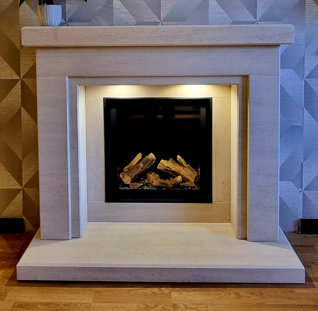STOCKTON GAS SUITE WITH WILDFIRE 600HE CONVENTIONAL FLUE GAS FIRE